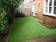 Kunstmuru rohelised aiad Rohelised vaipkatted Londoni eramajade aedades muudavad tagaued puhtamaks ja hooldusvabamaks.  
