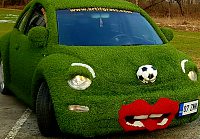 leni tehismuruga kaetud Volkswagen prnikas viib autoreklaami Roheline muru autodel