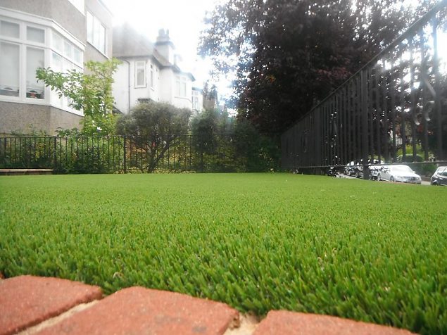 Roheline muru Londoni aias muudab muru hooldamise lihtsamaks.  Roheline muru Londoni aias muudab muru hooldamise lihtsamaks.. | Kunstmuru rohelised aiad