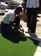 Hooldusvaba aed kunstmurukattega Lõuna-Aafrika tagaõues. Teh.. | Tehismuru Lõuna-Aafrikas Pildil on tehismuru paigaldamine Lõuna-Aafrikas.  