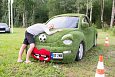 Üleni tehismuruga kaetud Volkswagen põrnikas viib autoreklaa.. | Roheline muru autodel Golden Ground OÜ reklaamauto, millele on kleebitud kunstmuru. Linnapildis köidab tehismuruga auto juba kaugelt kaasliiklejate tähelepanu. 