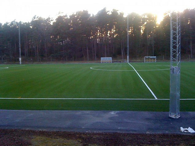Rohelise muruvaibaga jalgpalliplats on tänu tehismurule kasutatav nii vihmast kui lumest sõltumatult, sest ei lähe ka sügiseste niiskete ilmadega kunagi poriseks.  Rohelise muruvaibaga jalgpalliplats on tänu tehismurule kasu.. | Jalgpallistaadionid Rootsis