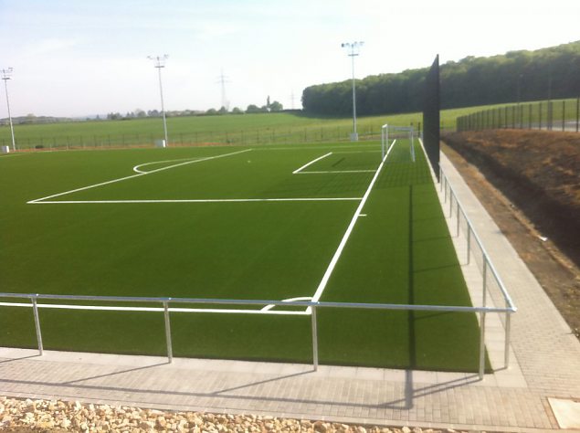 Kunstmuruga jalgpallistaadion Norras. Tehismuru muudab jalgpallistaadioni puhtamaks ja korrektsemaks, millel ei ole pori ning jalgpallistaadion on ka lihtsamini hooldatav.  Kunstmuruga jalgpallistaadion Norras. Tehismuru muudab jalgp.. | Kunstmurukattega spordiväljakud
