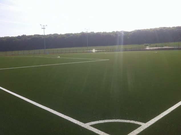 Plastikmuru treeningväljakul Norras. Kunstmurukatted teevad treeningväljakud lihtsamini hooldatavaks.  Plastikmuru treeningväljakul Norras. Kunstmurukatted teevad.. | Kunstmurukattega spordiväljakud