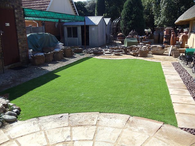 Valmis tehismuruga õu peale kunstmurukatte paigaldust.  Valmis tehismuruga õu peale kunstmurukatte paigaldust.  | Tehismuru Lõuna-Aafrikas