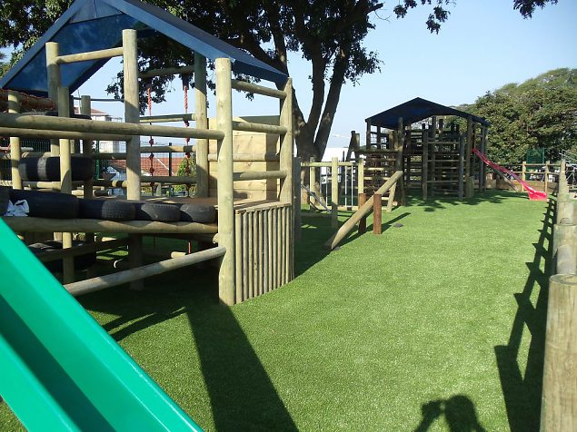 Kunstmuru paigaldus laste mänguväljakutele. Plastmuruga laste mänguväljakud on hooldusvabamad kui tavalise murukattega mänguväljakute hooldus.  Kunstmuru paigaldus laste mänguväljakutele. Plastmuruga la.. | Tehismuru Lõuna-Aafrikas