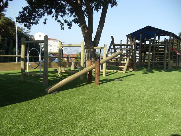 Roheline vaip lastele mõeldud turnimisväljakul muudab selle puhtamaks ja laste mänguväljakud on selle läbi vähema hooldusvajadusega.  Roheline vaip lastele mõeldud turnimisväljakul muudab sell.. | Tehismuru Lõuna-Aafrikas