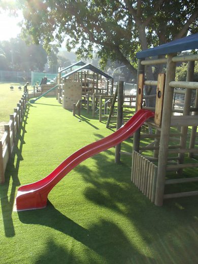 Laste liumägi tehismuruga laste mänguväljakul. Puhtam kunstmuru ei vaja laste mänguväljakutel niitmist ega kastmist.  Laste liumägi tehismuruga laste mänguväljakul. Puhtam kun.. | Tehismuru Lõuna-Aafrikas