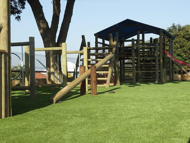 Laste mänguväljakud, mänguplatsid ja ronimisväljakud lastele. Kunstmuru ja tehismuru, plastikmuru laste mänguväljakutel muudab mängimise puhtamaks ja kukkumised traumavabamaks.  Laste mänguväljakud, mänguplatsid ja ronimisväljakud las.. | Tehismuru Lõuna-Aafrikas