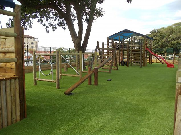 Kunstmuru paigaldamisel pööratakse tähelepanu alusmaterjalide ohutusele, et laste mänguväljak oleks turvalisem ning sellel mängimine ohutum.  Kunstmuru paigaldamisel pööratakse tähelepanu alusmaterja.. | Tehismuru Lõuna-Aafrikas