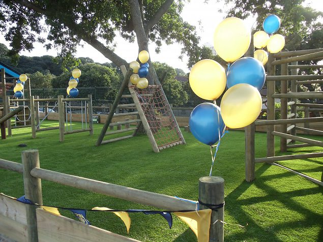 Sünnipäevapidu kunstmuruga mänguväljakul. Laste sünnipäeva pidamine laste mänguväljakul õhupallide ja rohelise kunstmuruga.  Sünnipäevapidu kunstmuruga mänguväljakul. Laste sünnip.. | Tehismuru Lõuna-Aafrikas